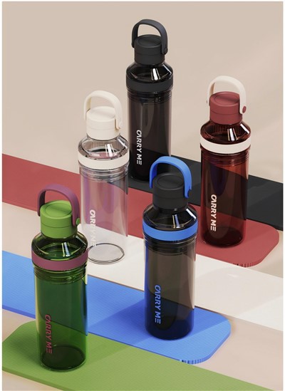 Yuqori suv shishasini somon bilan burang